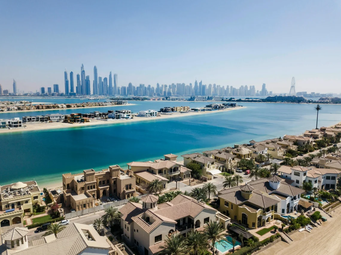 Villas against Dubai skyscrapers skyline - Stock Image